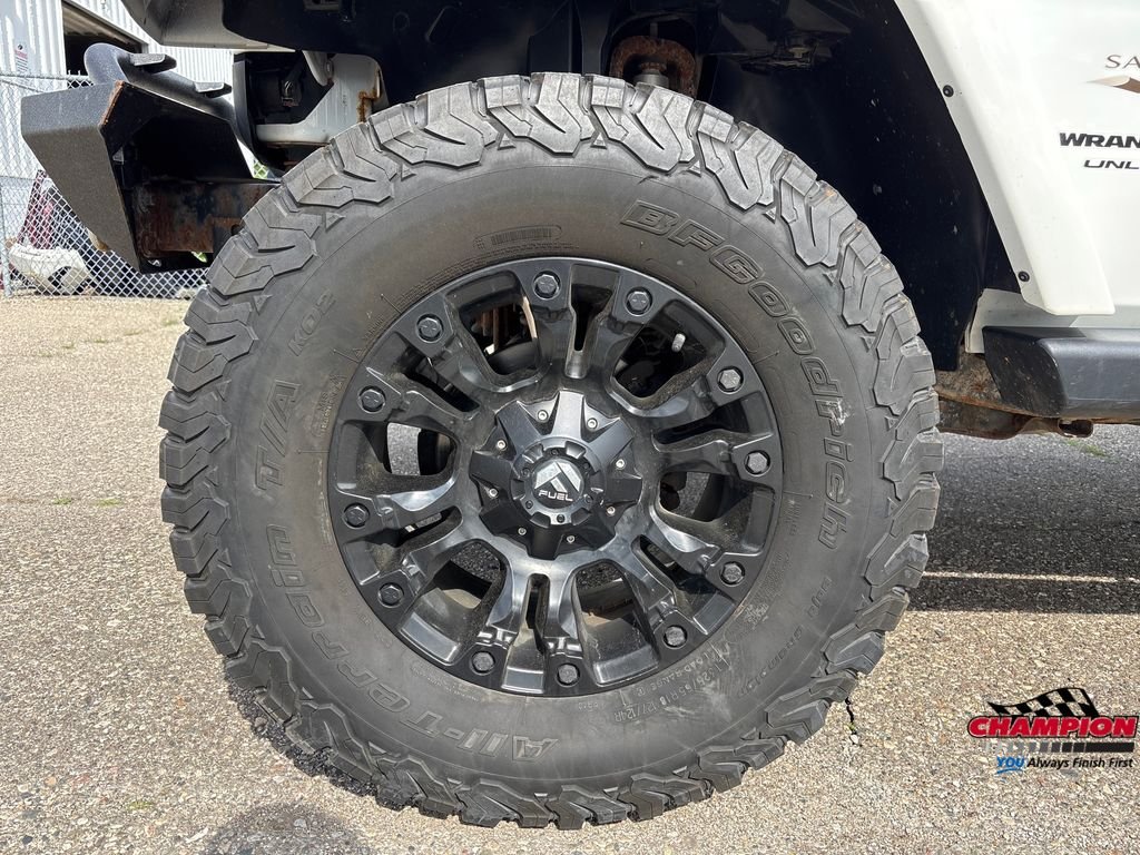 Used 2018  Jeep Unlimited Sahara image 11