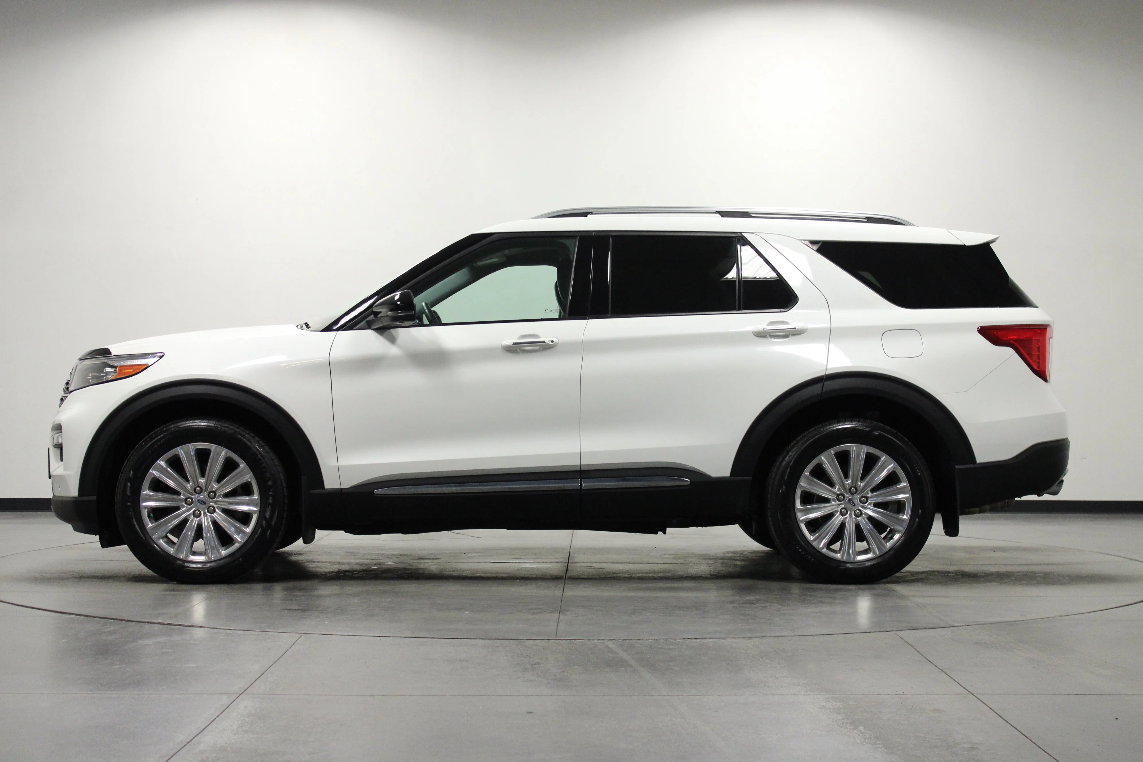 Used 2022 White Metallic Ford Limited image 7