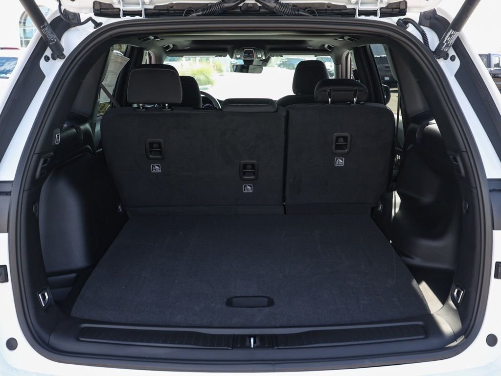 New 2026 Bright White Clear-Coat Exterior Paint Jeep Laredo X image 15