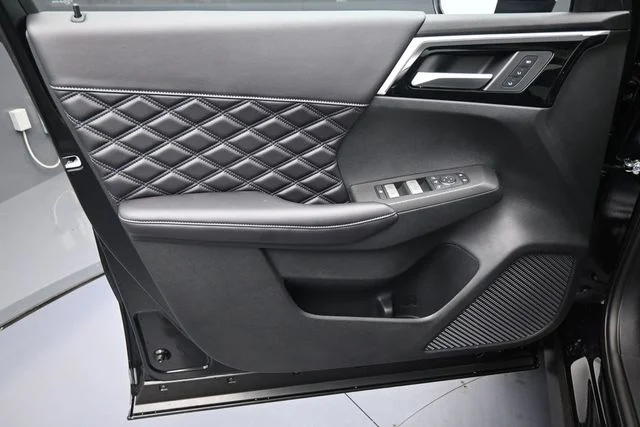 New 2026 Black Nissan Platinum image 9