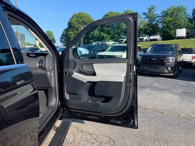 Certified Used 2025 Agate Black Metallic Ford Platinum image 16