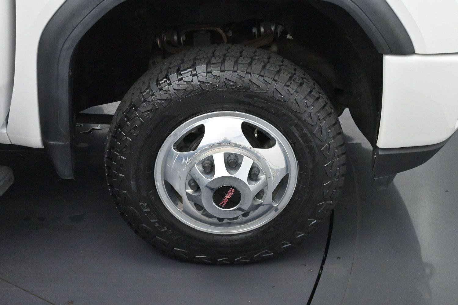 Used 2022 White Frost Tricoat GMC Denali image 37