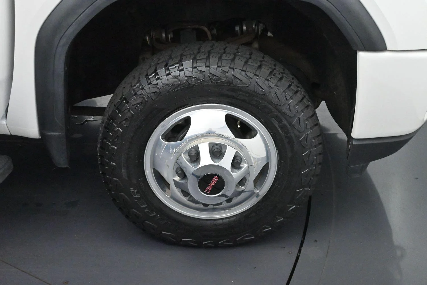 Used 2022 White Frost Tricoat GMC Denali image 37