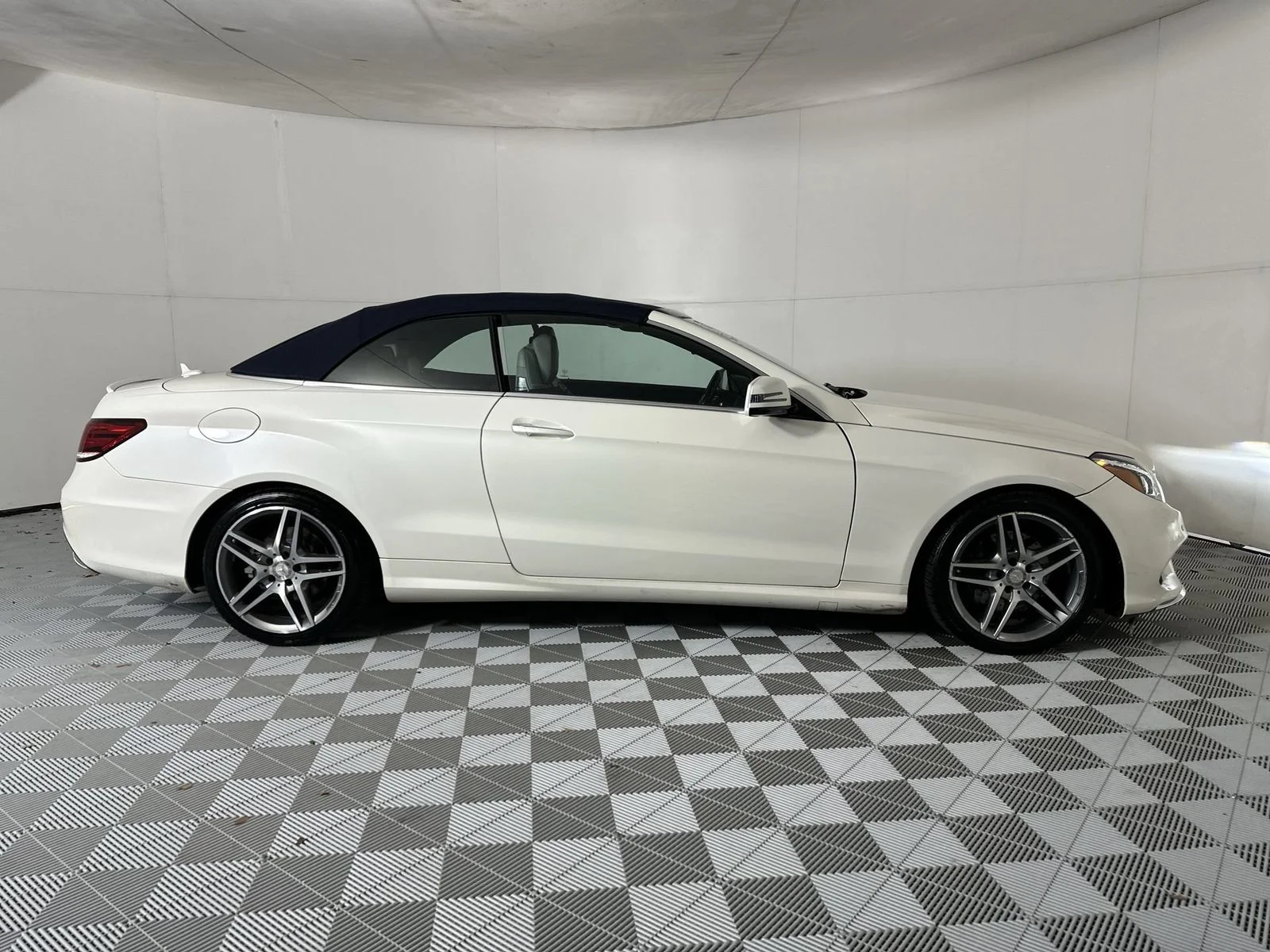Used 2017 White Mercedes-Benz E 400 image 9