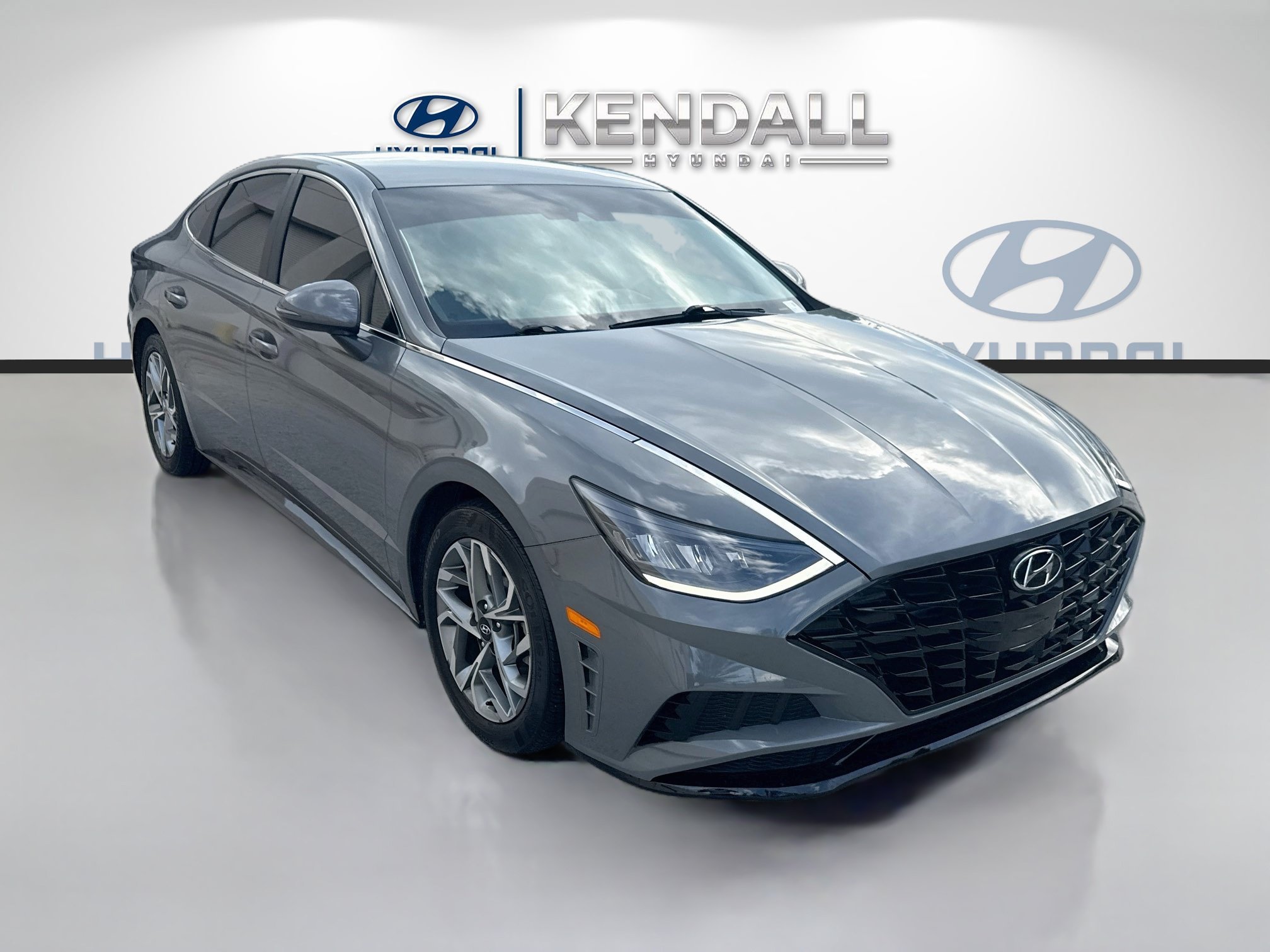 Used 2023 Hampton Gray Hyundai SEL image 1