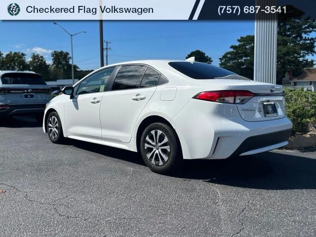 Used 2022 White Toyota LE image 6