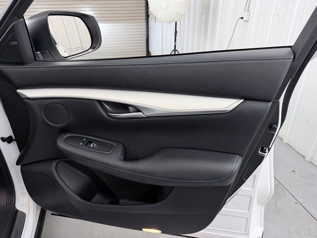 Used 2020 White INFINITI LUXE image 37
