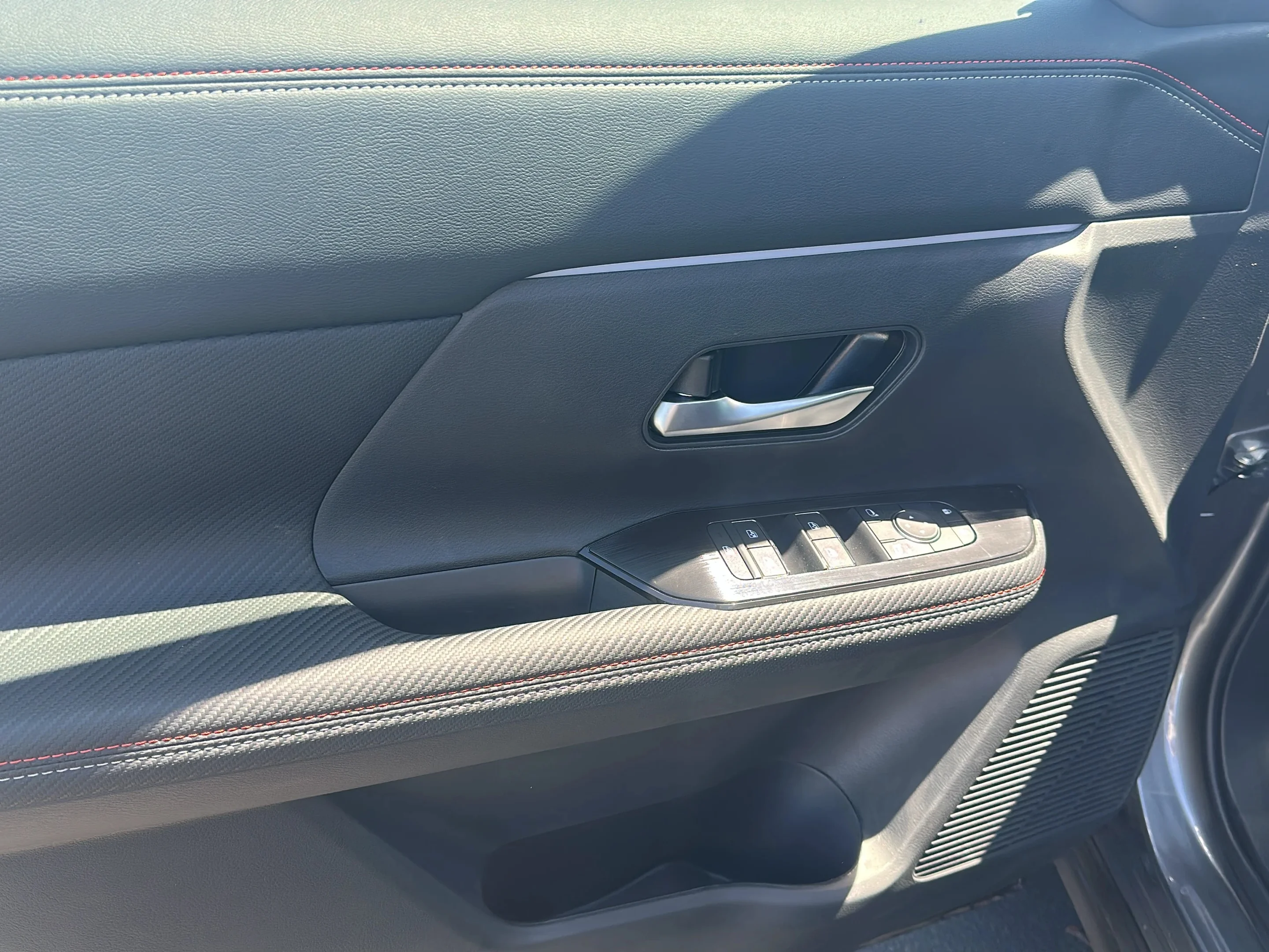 New 2026 Gun Metallic / Scarlet Ember Tintcoat Two-tone Nissan SR image 18