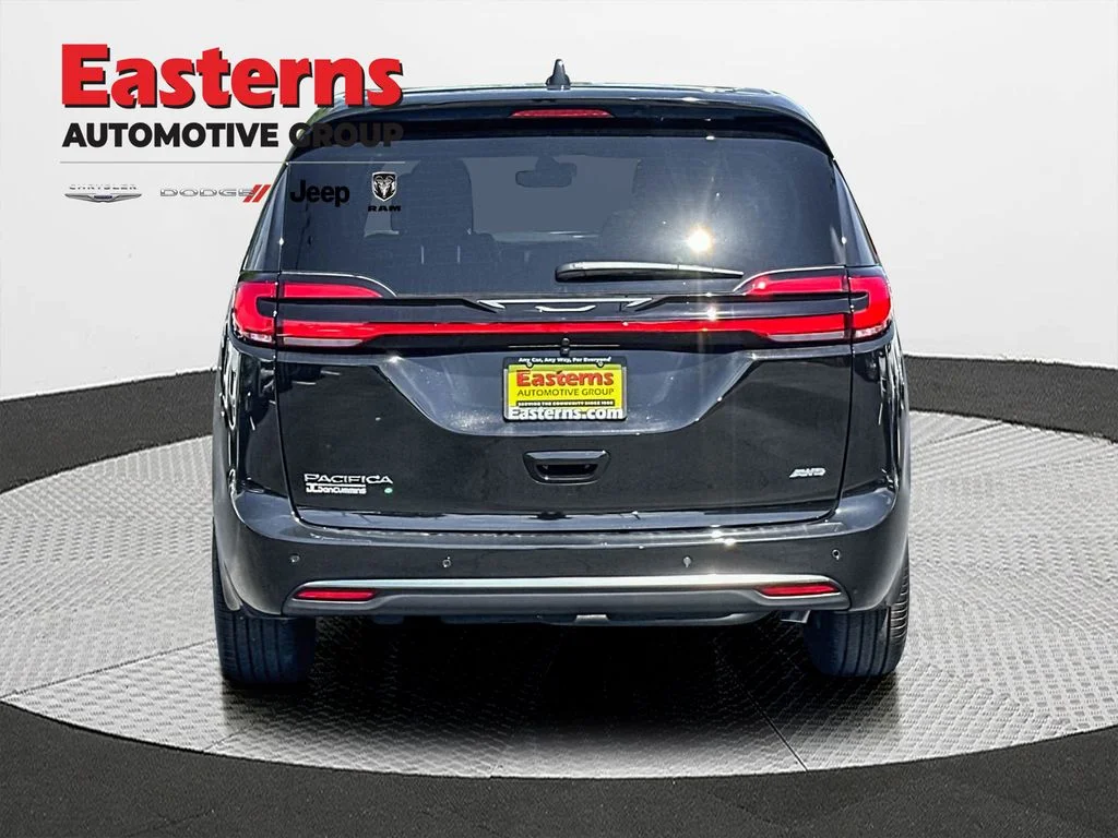 New 2027 Diamond Black Crystal Pearl-Coat Exterior Paint Chrysler Select image 6