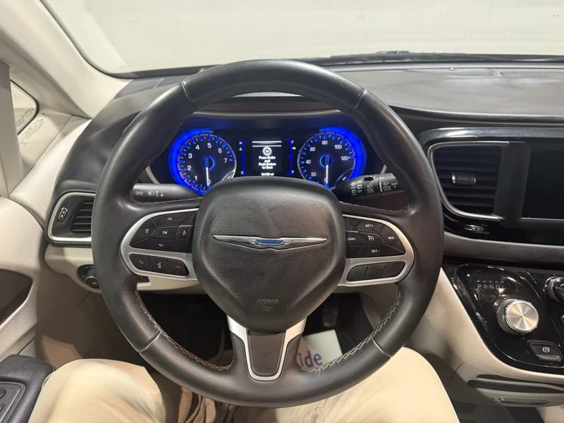 Used 2018 Gray Chrysler Touring L image 24