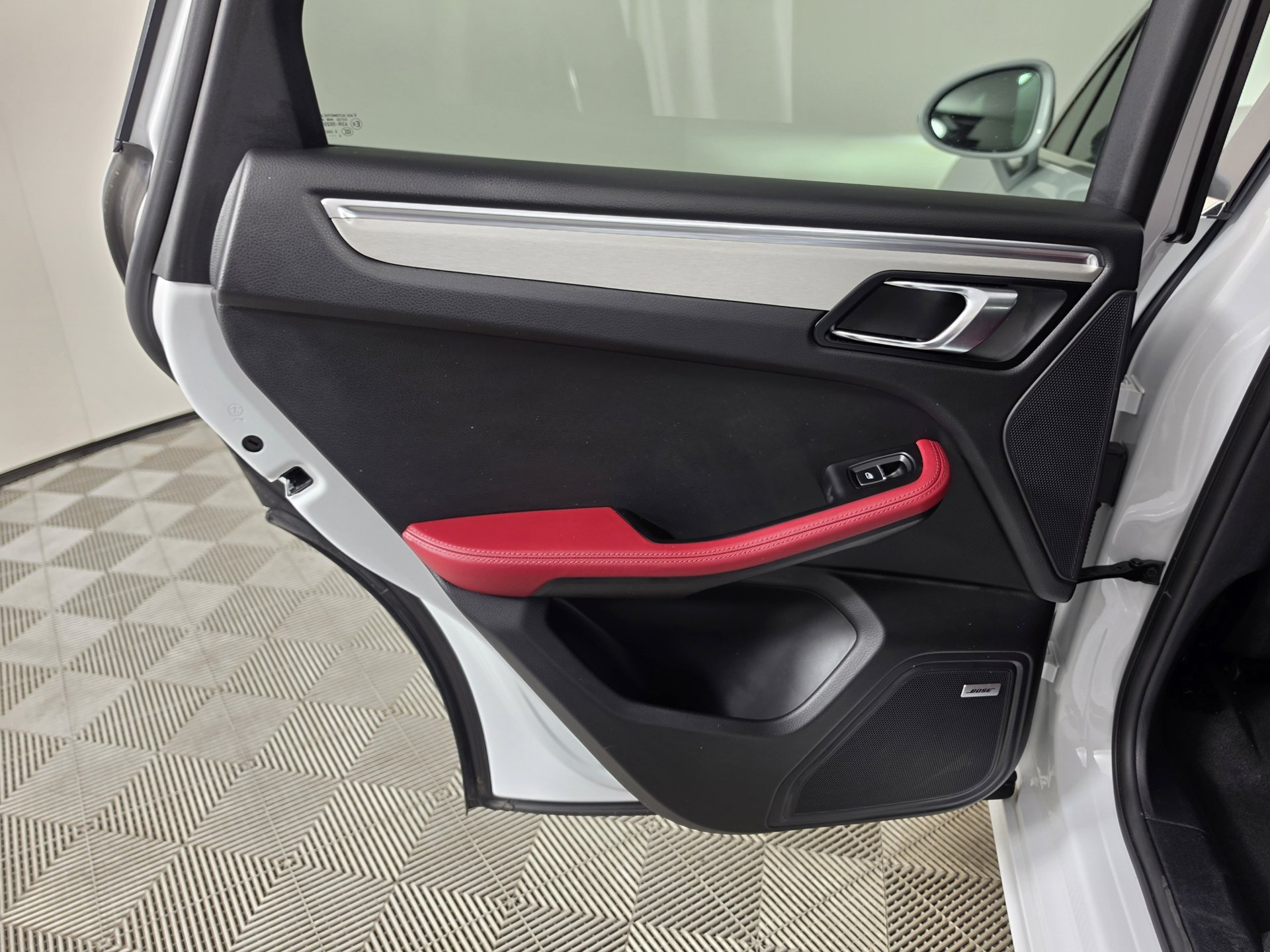 2025 Porsche Macan T - Photo 34