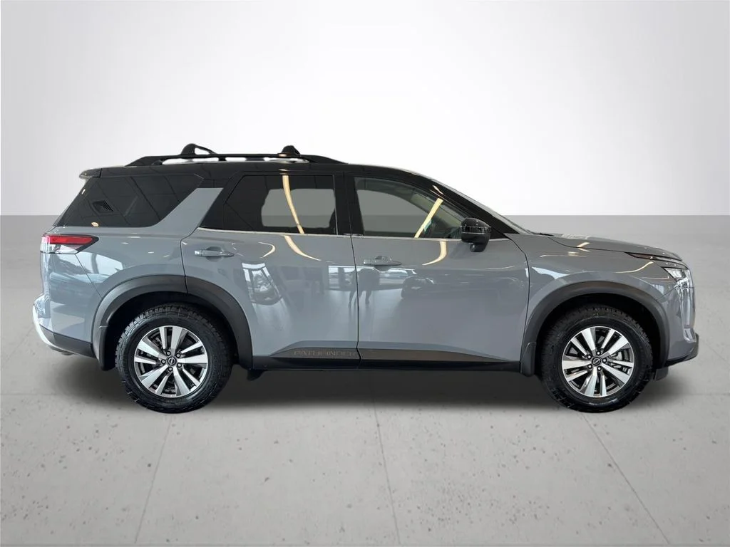 Used 2022 Gray Nissan SL image 6