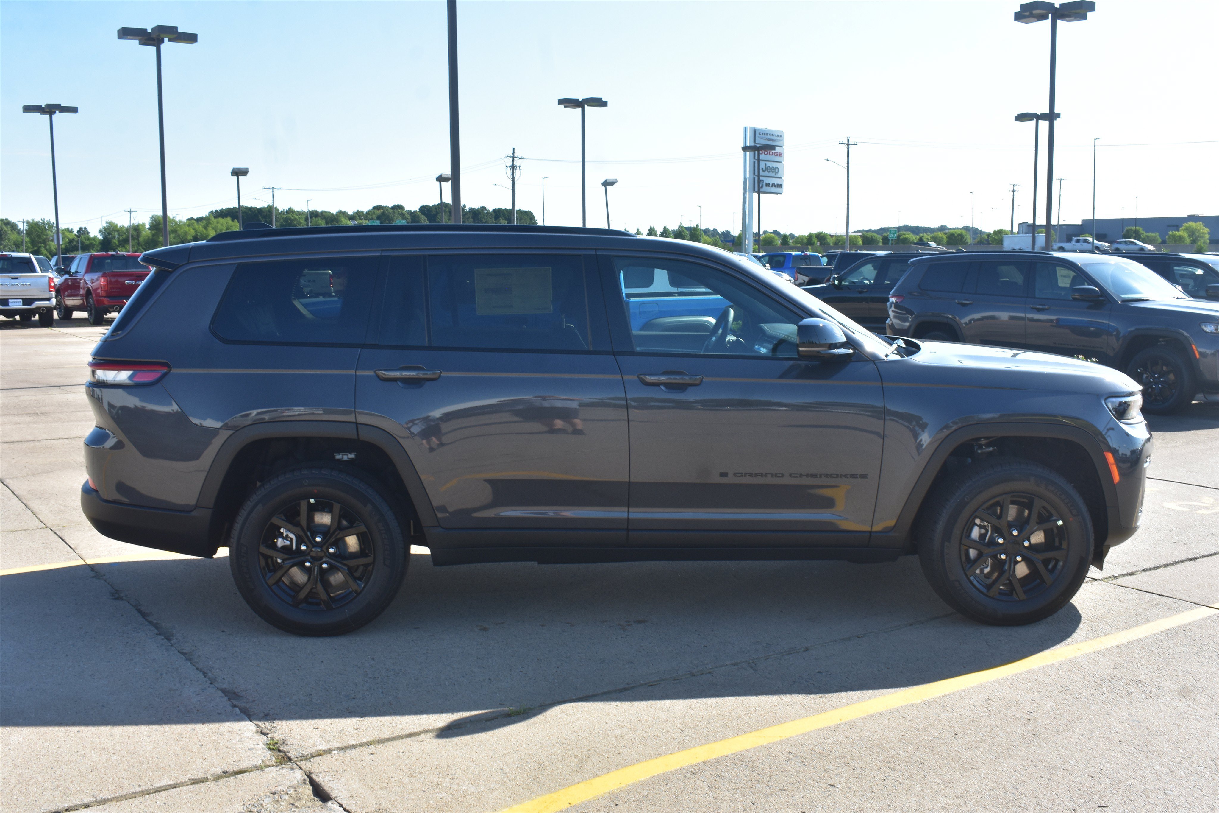 New 2026 Baltic Gray Metallic Clear-Coat Exterior Paint Jeep Laredo Altitude image 4