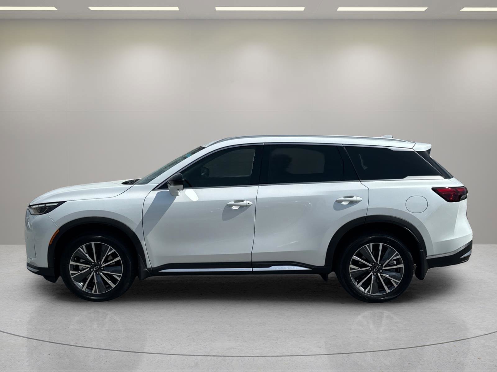 New 2026 Radiant White INFINITI LUXE image 2