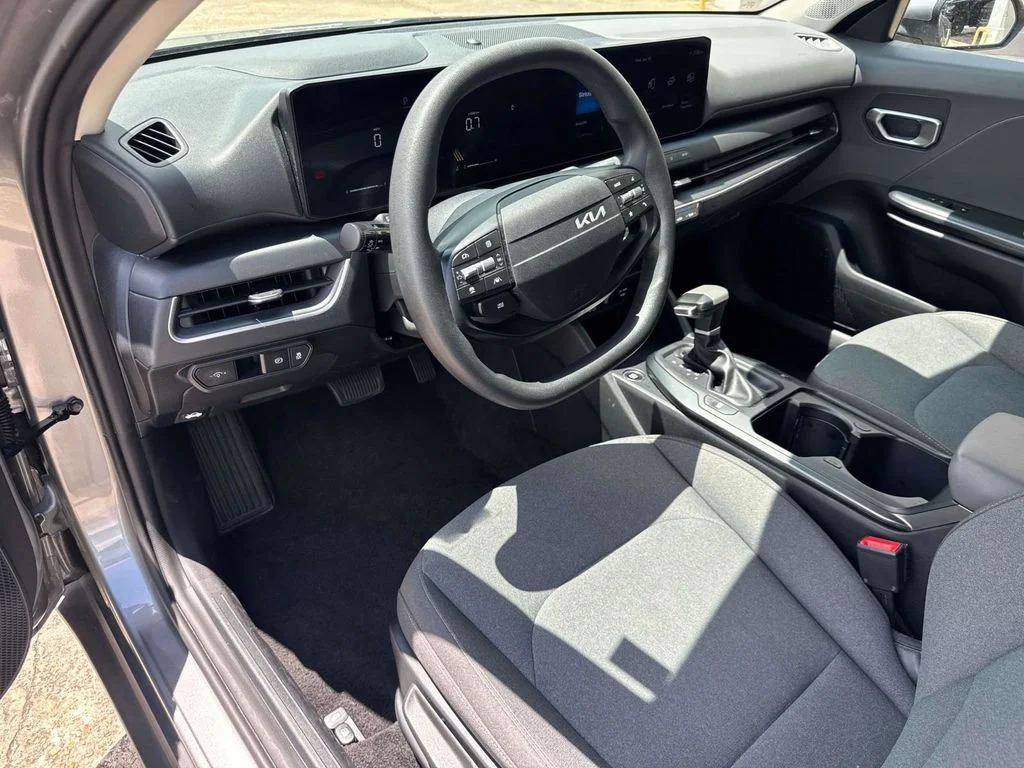 2025 Kia K4 LXS - Photo 33