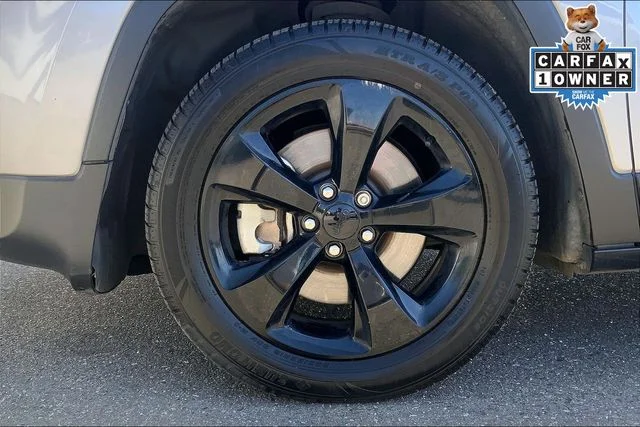 Used 2018 Billet Silver Metallic Jeep Latitude image 9