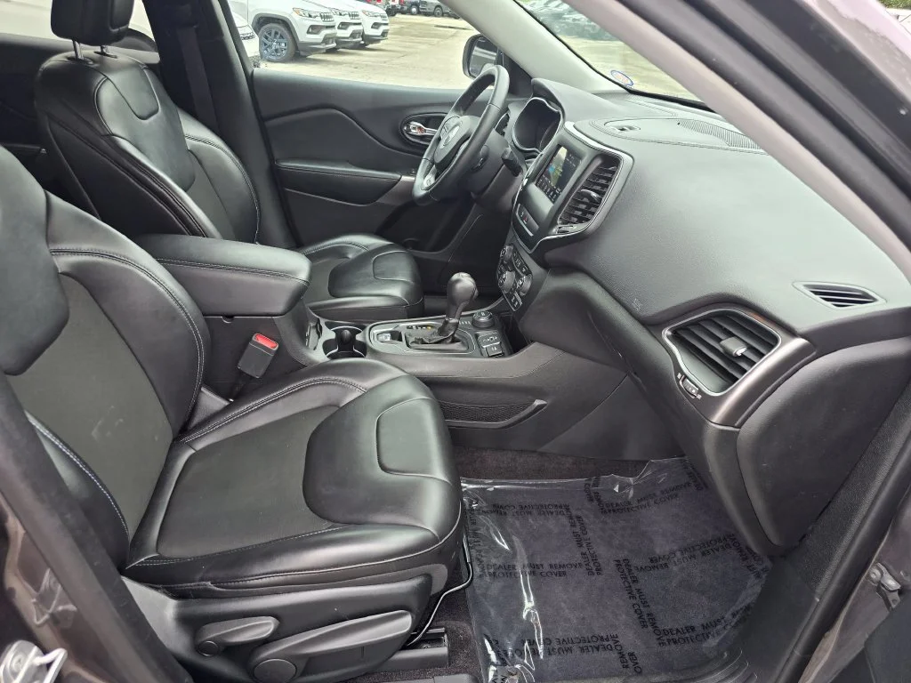 Used 2019 Gray Jeep Latitude Plus image 27
