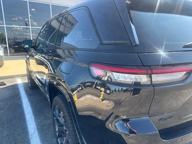 Used 2025 Black Jeep Summit Reserve image 3