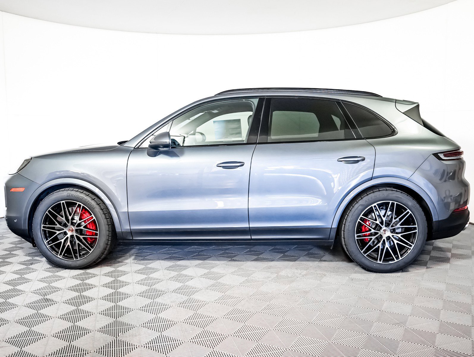 2026 Porsche Cayenne S - Photo 2