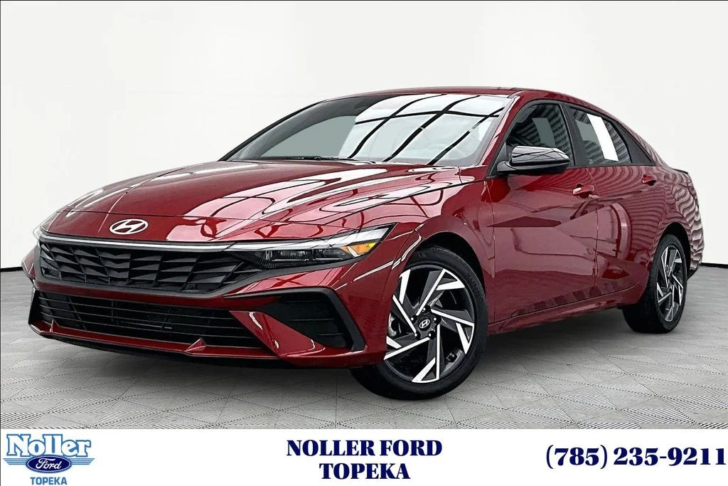 Used 2025 Red Hyundai SEL Sport image 1