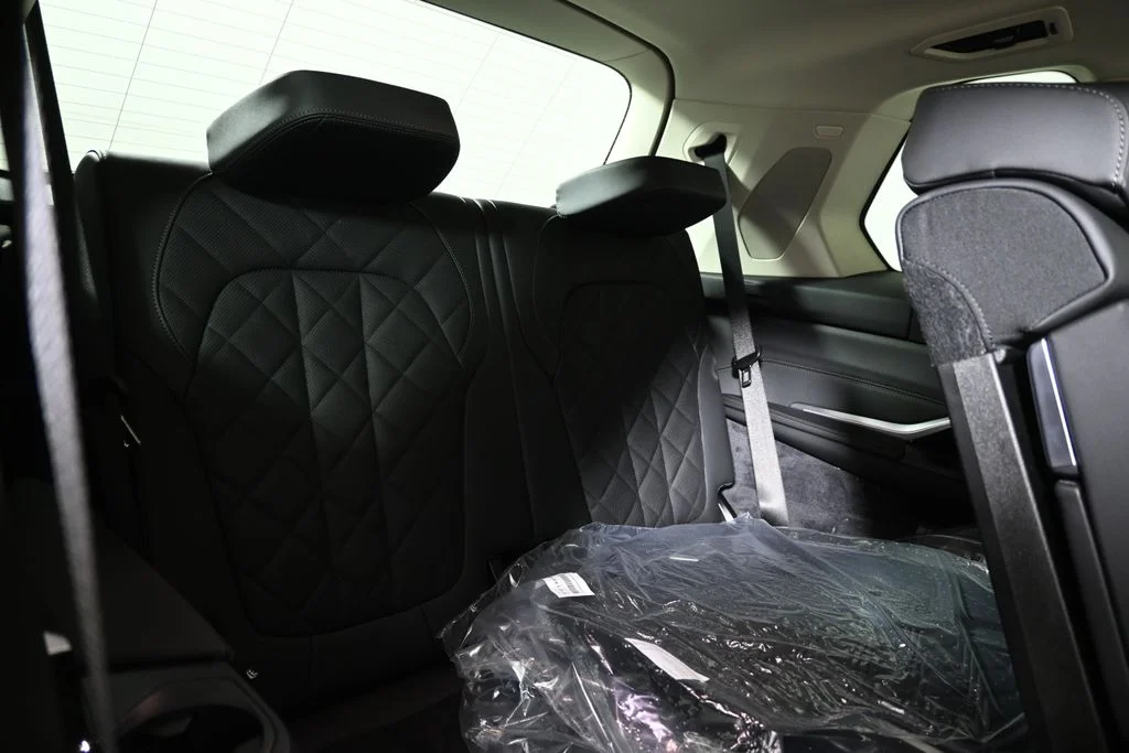 Used 2027 White BMW xDrive40i image 37