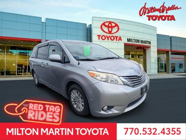 2013 Toyota Sienna XLE V6 7-Passenger Access Seat's photo