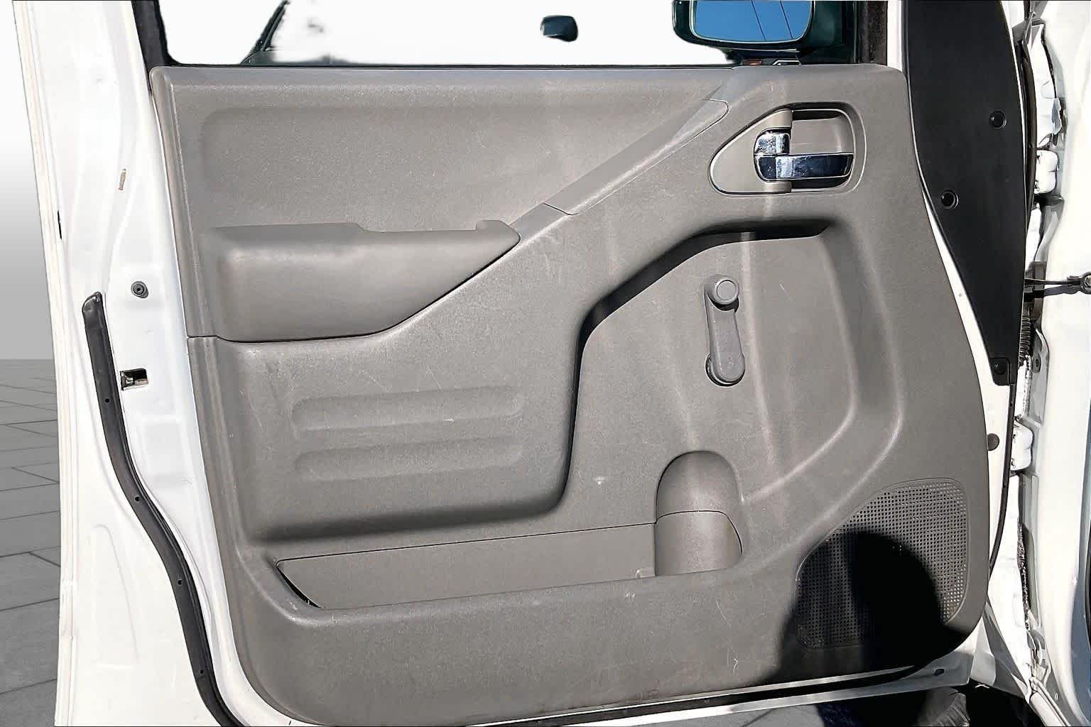 Used 2016 Glacier White Nissan S image 18