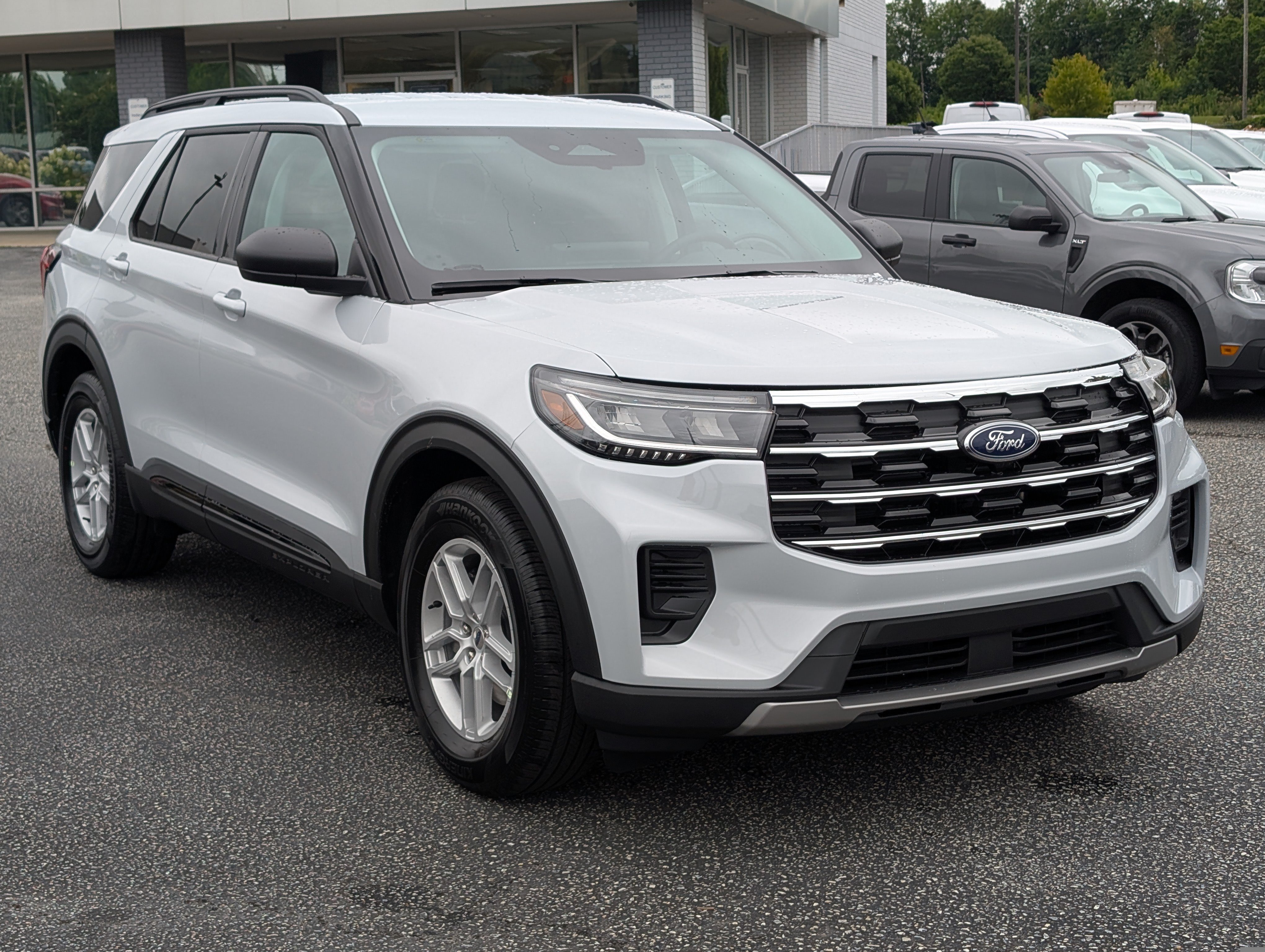 New 2026 SPACE WHITE METALLIC FORD Active image 4