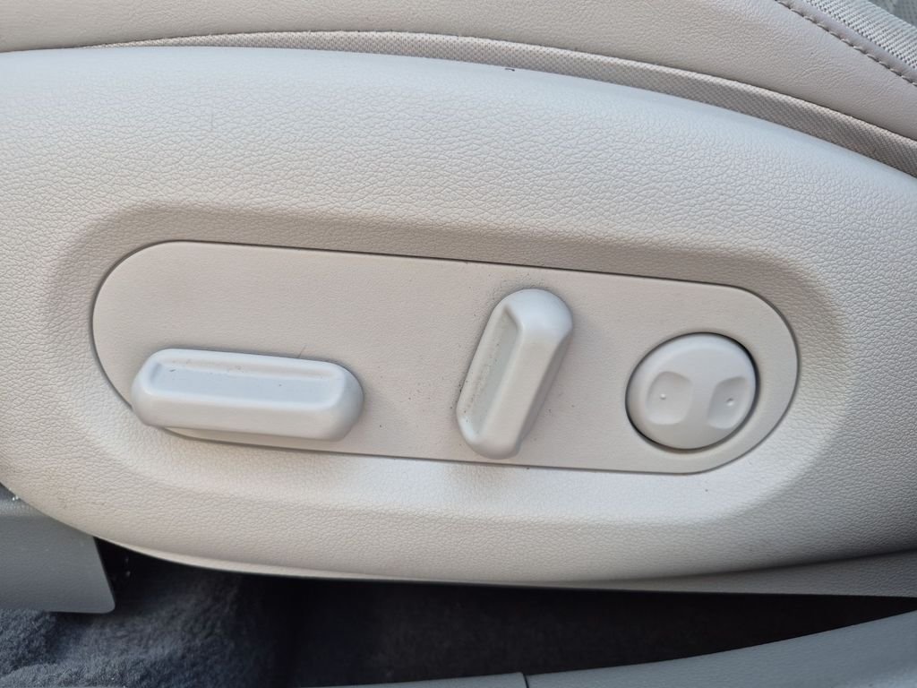 Used 2021 White Hyundai Blue image 16