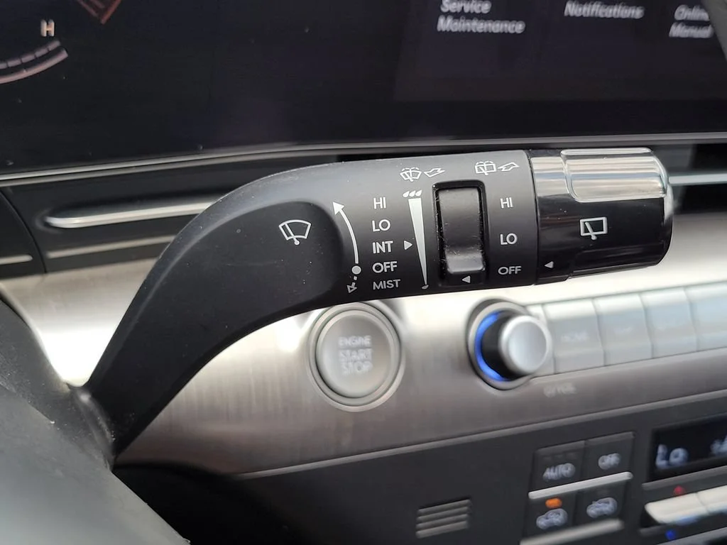 Used 2025 White Hyundai SEL image 29