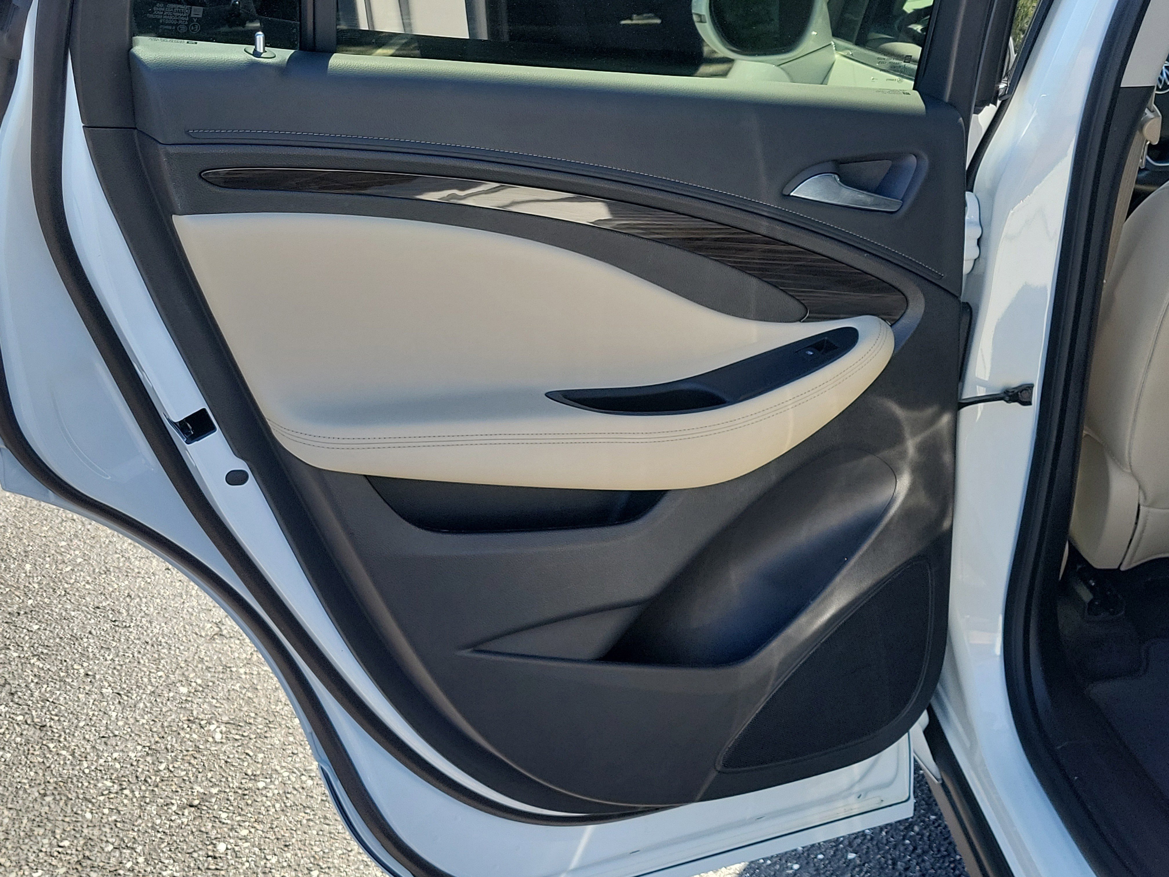 Used 2019 Summit White Buick Essence image 12