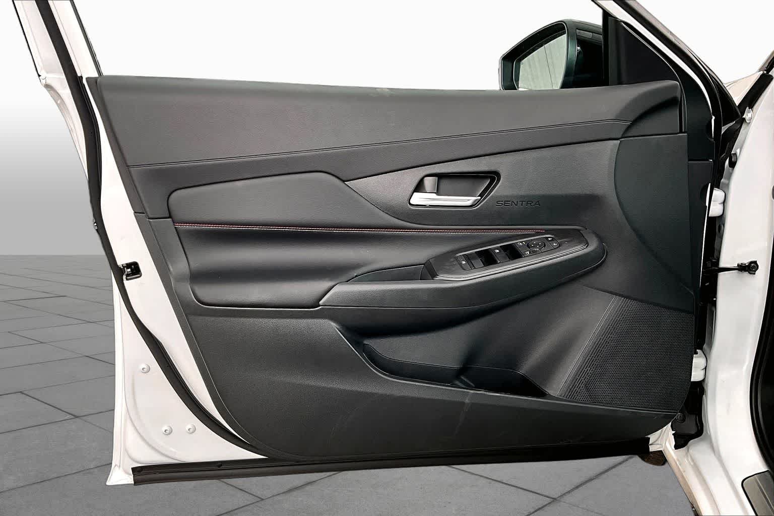 New 2026 Aspen White TriCoat / Super Black Two-tone Nissan SR image 13