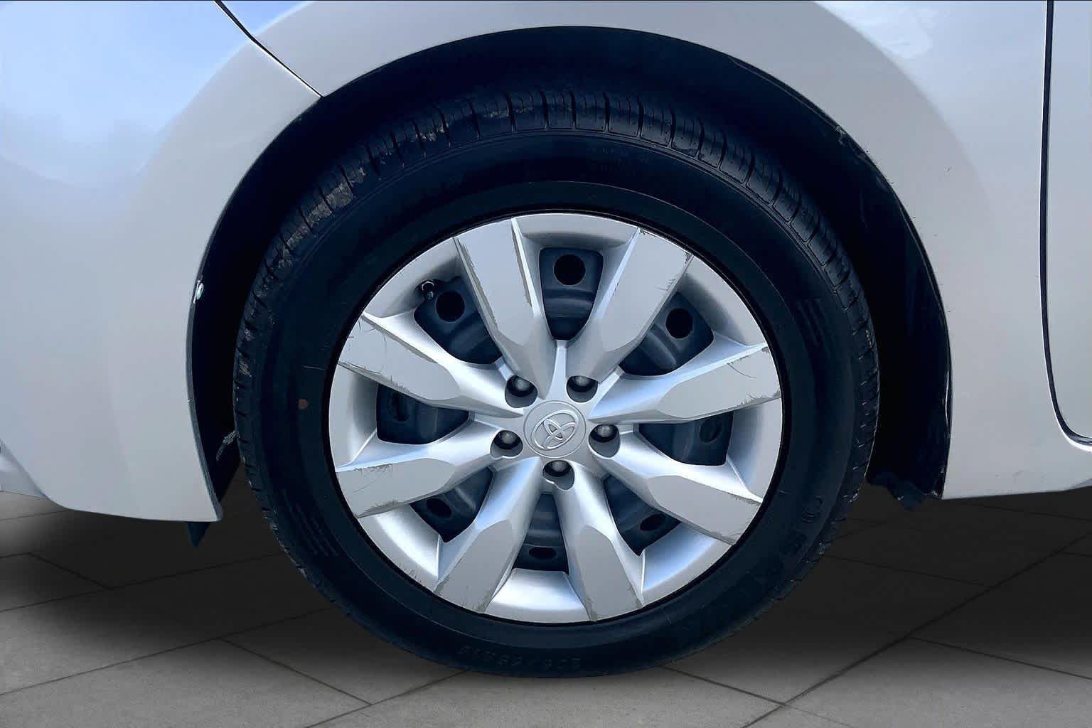 Used 2014 Classic Silver Metallic Toyota LE image 11