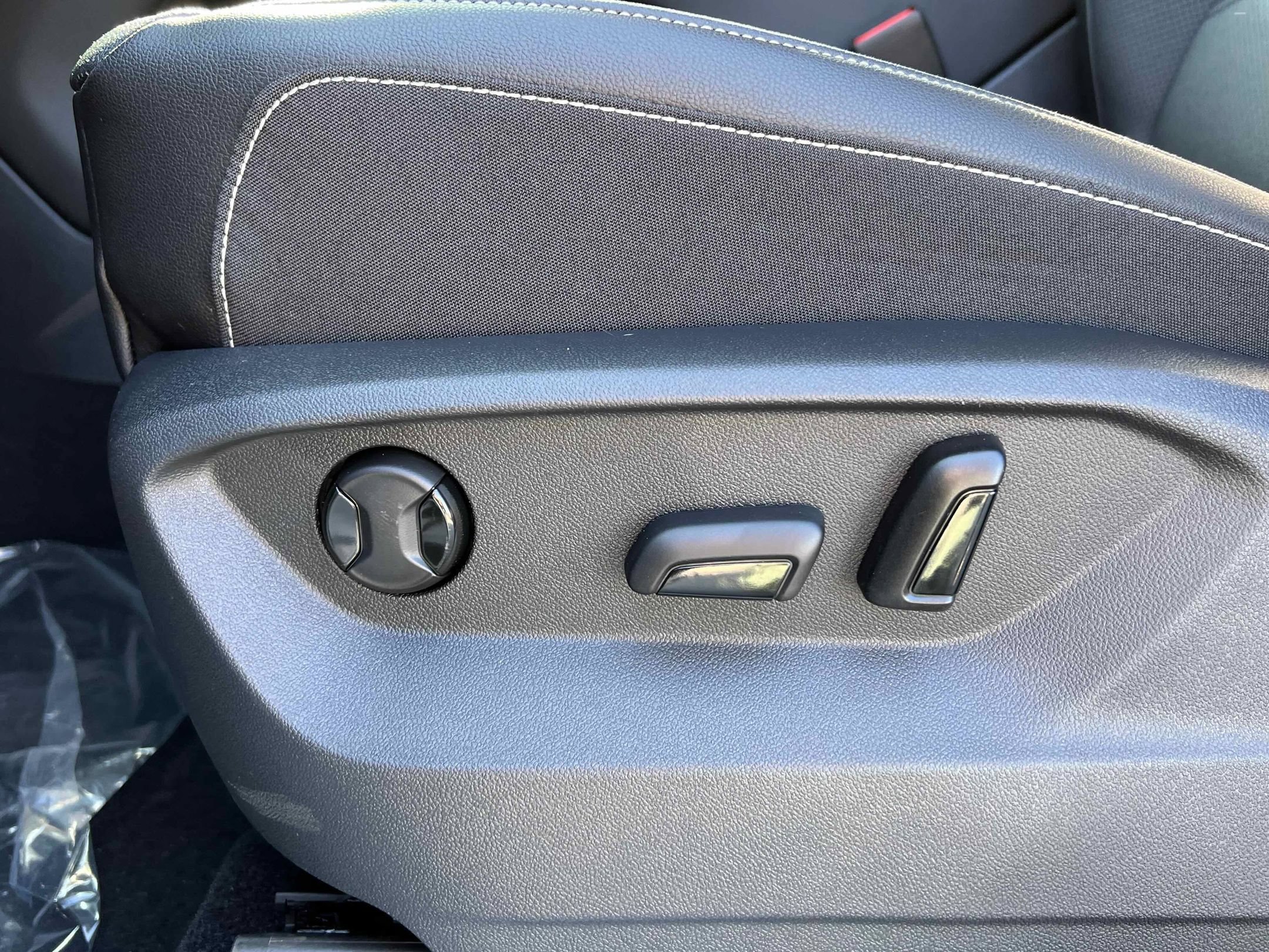 New 2026 Opal White Volkswagen 2.0T SE w/Technology image 18