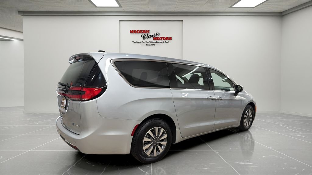 Used 2023 Silver Chrysler Touring L image 5