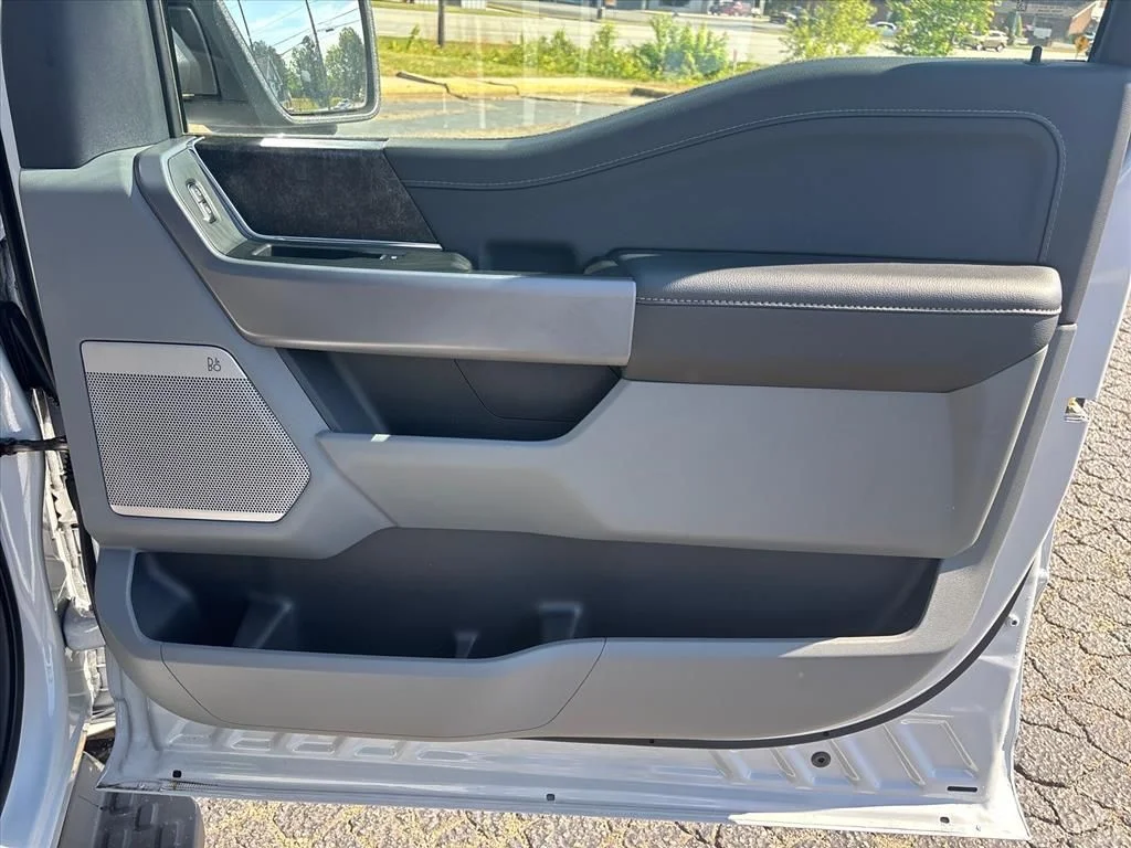 2025 Ford F-150 Lightning Flash - Photo 14