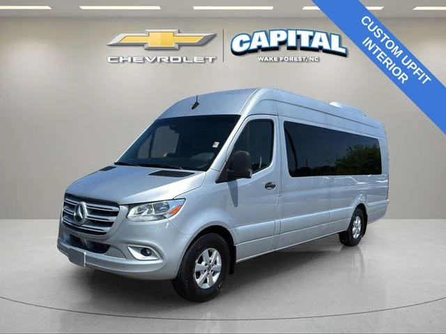 Used 2021  Mercedes-Benz Cargo 170 WB image 2