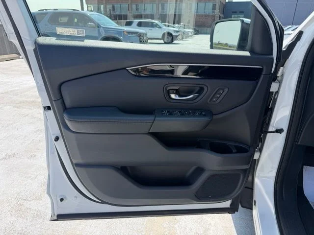 Used 2023 White Honda Touring image 11