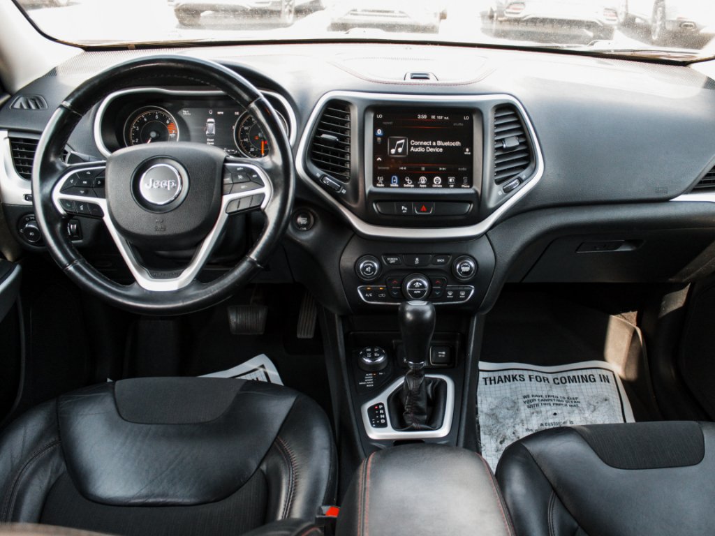 Used 2018 Billet Silver Metallic Clearcoat Jeep Trailhawk image 27