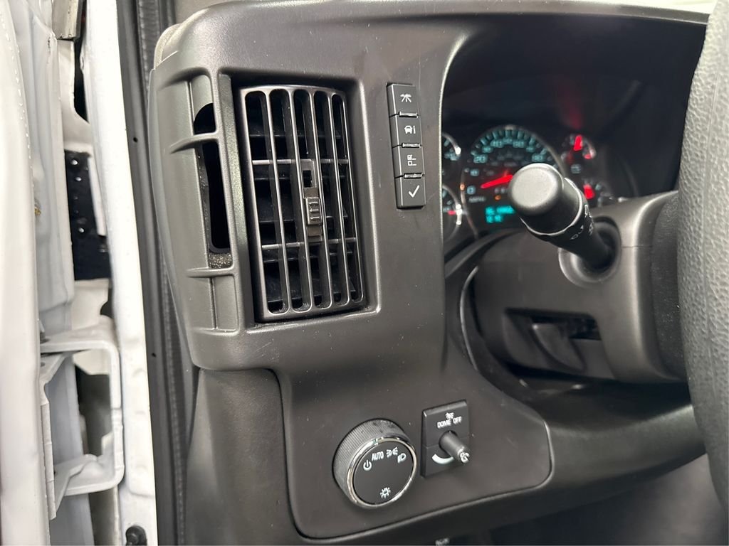 Used 2025 White GMC LT image 31
