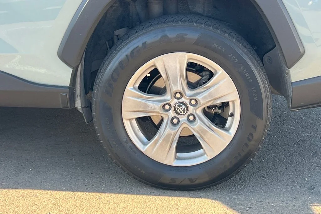 Used 2020  Toyota XLE image 5