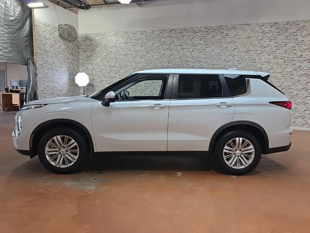 Used 2023 White Mitsubishi ES image 4