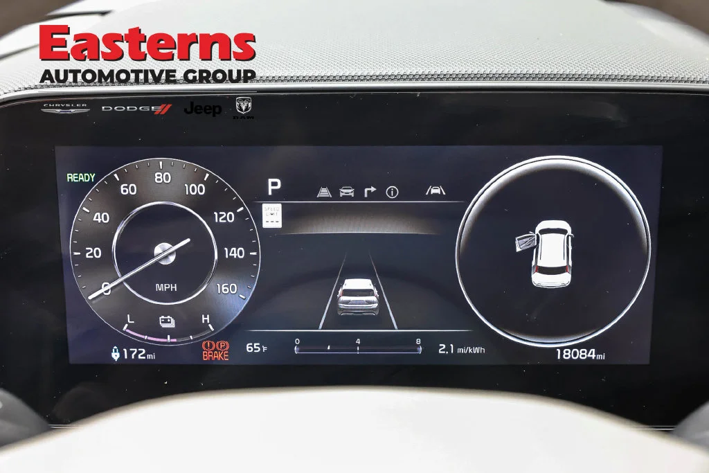 Used 2023 White Kia Wind image 17