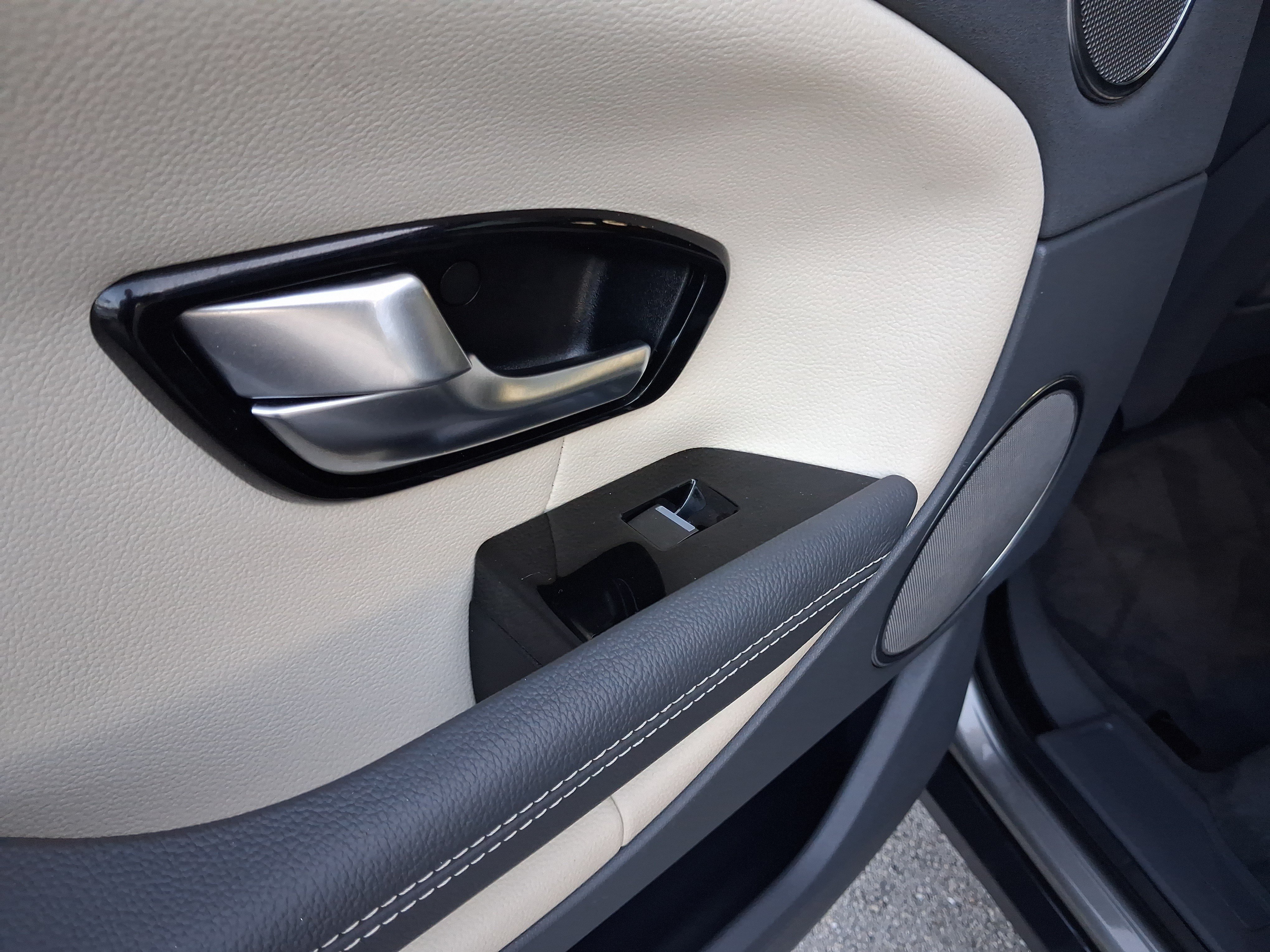 Used 2019  Land Rover SE image 12