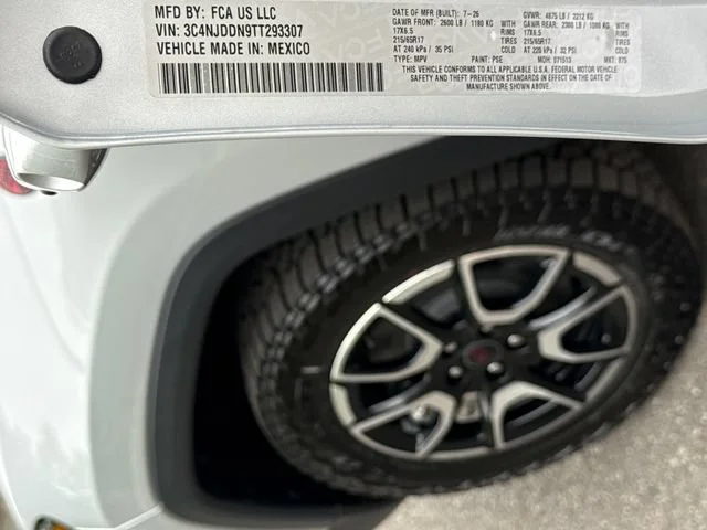 New 2026 Silver Zynith Metallic Clearcoat Jeep Trailhawk image 28