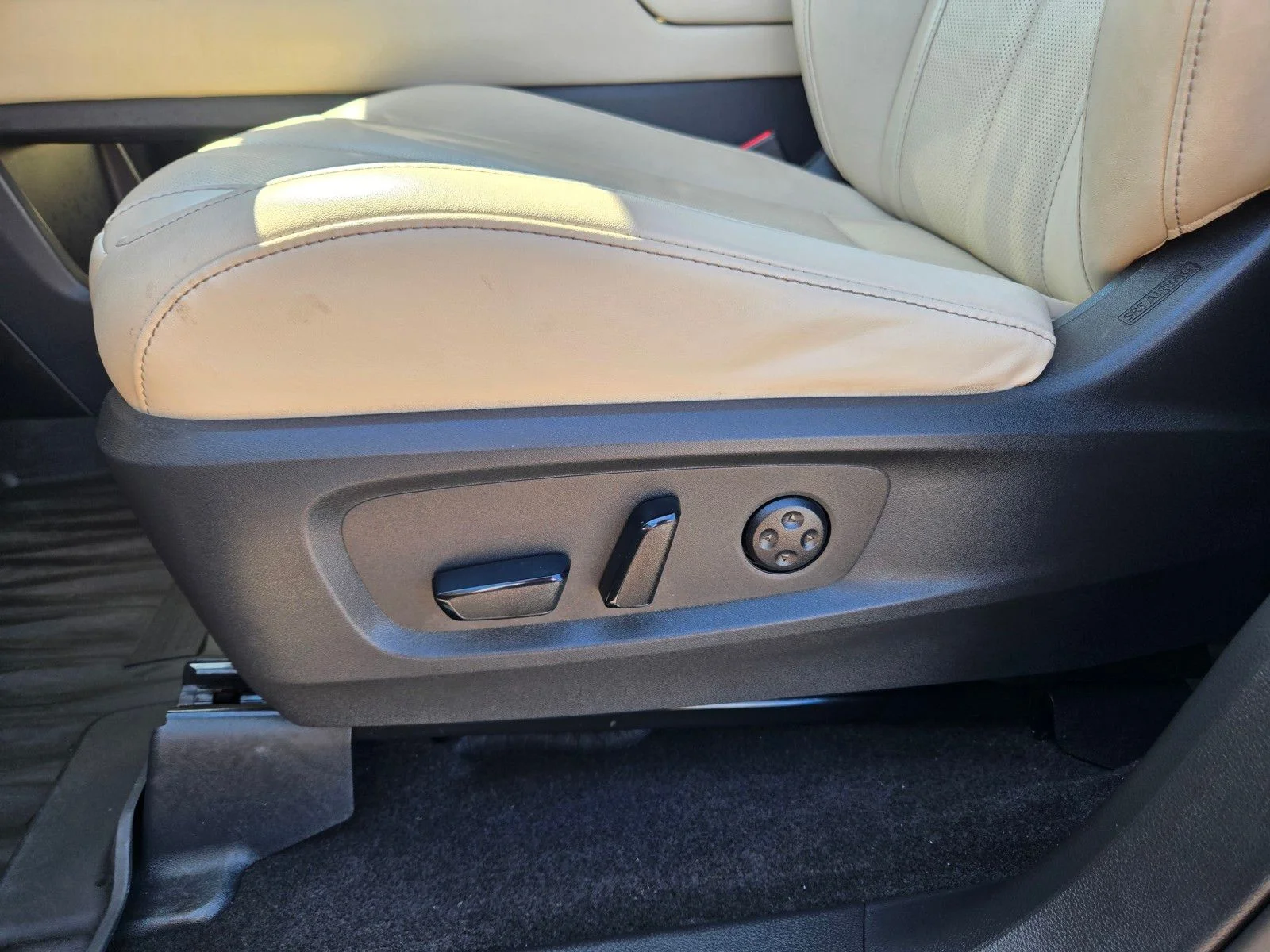 Used 2023 Grand Blue INFINITI LUXE image 19