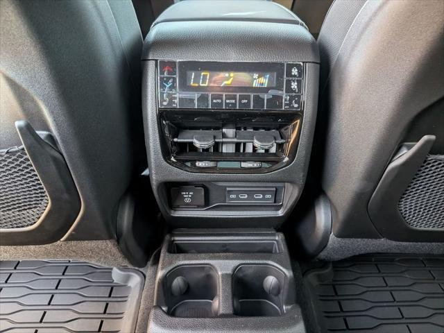 New 2026 Diamond Black Crystal Pearlcoat Jeep Limited image 38