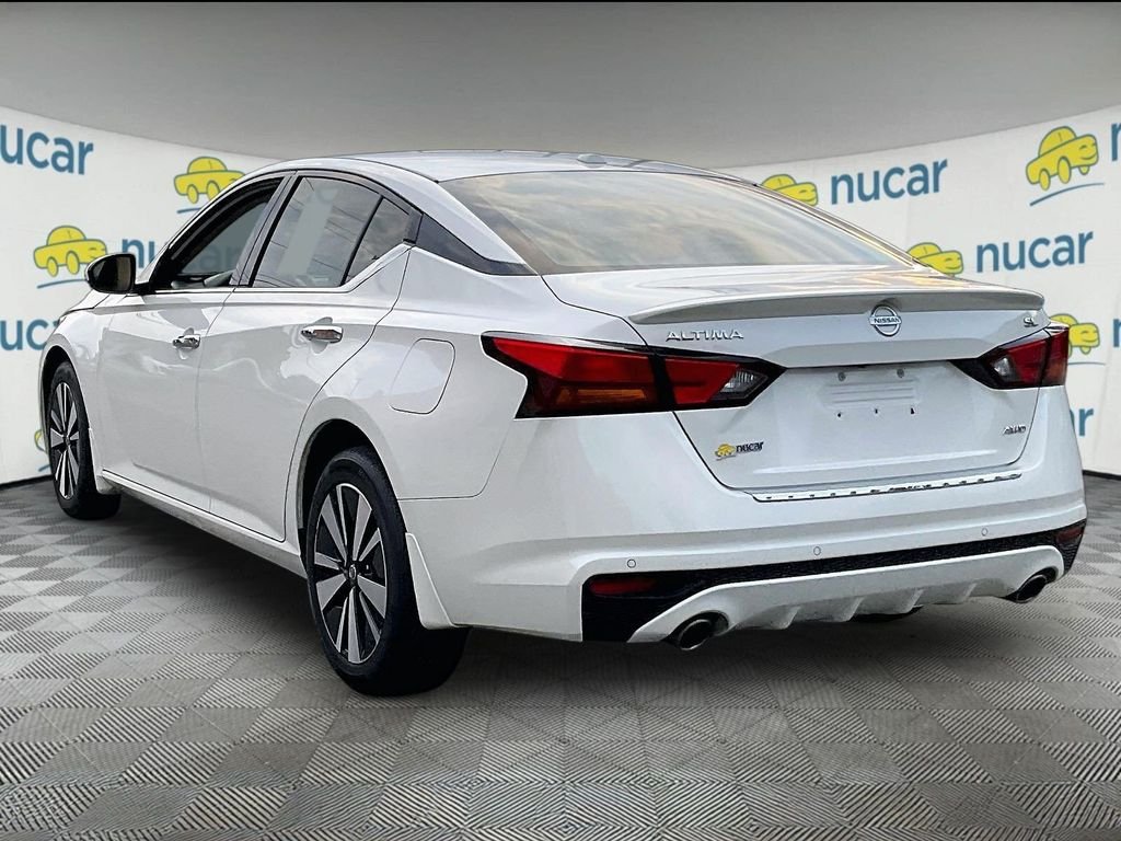 Used 2019 White Nissan 2.5 SL image 4