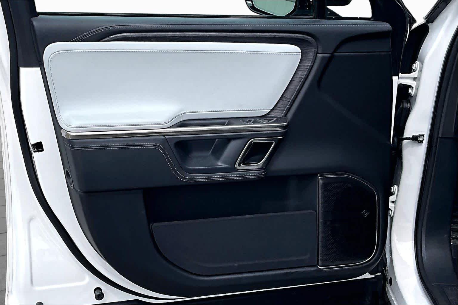 Used 2023 Glacier White Rivian Launch Edition image 22