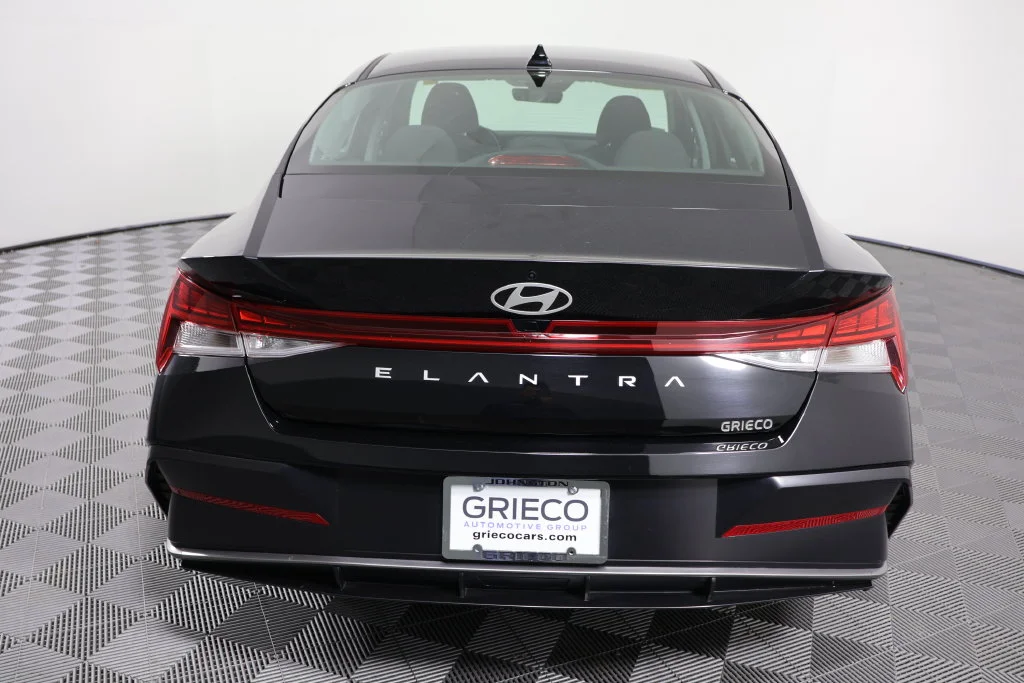 Used 2025 Abyss Black Hyundai SEL Convenience image 7